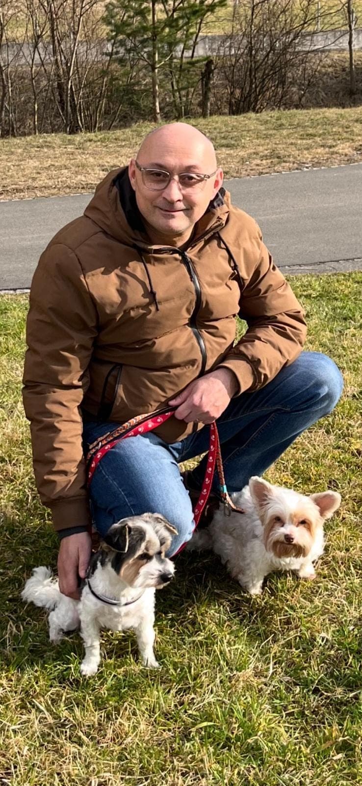 Luigi Migliozzi con Hailie e Sky all’aperto su un prato