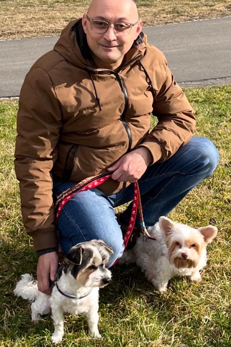 Luigi Migliozzi con Hailie e Sky all’aperto su un prato